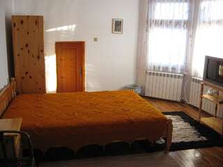 Гостевой дом Guest House Astra Арбанаси Двухместный номер с 1 кроватью или 2 отдельными кроватями, общая ванная комната-3